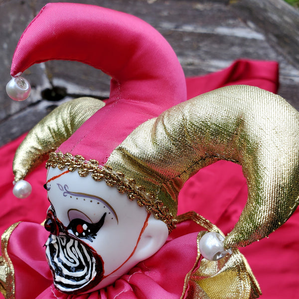 'MASKING' CLOWN MUDIC BOX DOLL