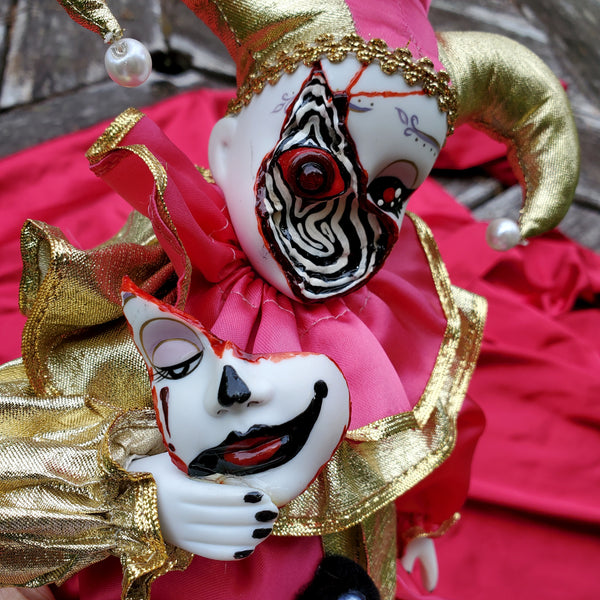 'MASKING' CLOWN MUDIC BOX DOLL