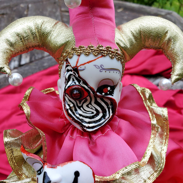 'MASKING' CLOWN MUDIC BOX DOLL